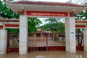 Trường Tiểu học & THCS Hải Tân (Nam Hải Lăng, Quảng Trị) ngập sâu trong nước. Ảnh: Đăng Đức