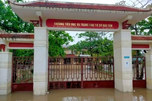 Trường Tiểu học & THCS Hải Tân (Nam Hải Lăng, Quảng Trị) ngập sâu trong nước. Ảnh: Đăng Đức