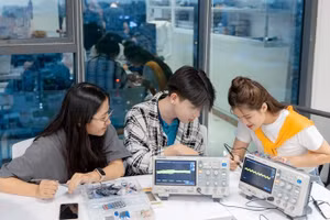 Hệ thống Chatbot AI của Đại học Kinh tế TPHCM giúp học sinh và phụ huynh hiểu rõ về mọi thông tin tuyển sinh. Ảnh: UEH