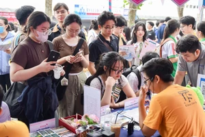 Thí sinh tìm hiểu thông tin tuyển sinh tại Trường Đại học Khoa học Tự nhiên, Đại học Quốc gia TPHCM. Ảnh: HCMUS