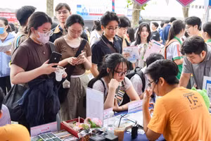 Thí sinh tìm hiểu thông tin tuyển sinh tại Trường Đại học Khoa học Tự nhiên, Đại học Quốc gia TPHCM. Ảnh: HCMUS