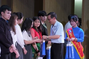 Trao học bổng cho 16 sinh viên người dân tộc theo học tại Trường Đại học Sư phạm Hà Nội. Ảnh: NTCC