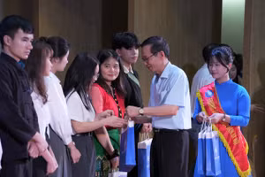 Trao học bổng cho 16 sinh viên người dân tộc theo học tại Trường Đại học Sư phạm Hà Nội. Ảnh: NTCC