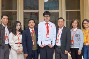 Lãnh đạo Trường THPT Hoàng Long cùng thầy cô chúc mừng Trần Nhật Anh. 