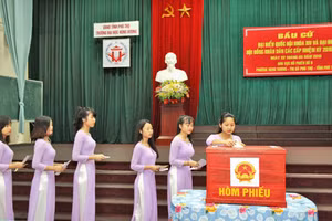 Sinh viên Trường Đại học Hùng Vương tham gia bỏ phiếu bầu cử đại biểu Quốc hội khóa XIV và Hội đồng Nhân dân các cấp nhiệm kỳ 2016 - 2021. Ảnh minh họa: Websile nhà trường