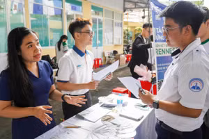 Học sinh Trường THPT Nguyễn Thị Diệu, phường Xuân Hòa (TPHCM) tham gia chương trình hướng nghiệp năm học 2025 - 2026. Ảnh: ITN