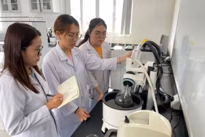 Sinh viên Trường Đại học Công Thương TP Hồ Chí Minh làm thí nghiệm khoa học tại phòng nghiên cứu. Ảnh: Hà An