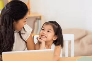 Gia đình cần chủ động hỗ trợ con tiếp cận với công nghệ. Ảnh minh họa: ITN