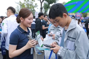 Học sinh tìm hiểu thông tin tại Ngày hội tư vấn tuyển sinh – hướng nghiệp năm 2026. Ảnh minh họa: INT