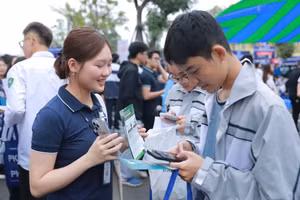 Học sinh tìm hiểu thông tin tại Ngày hội tư vấn tuyển sinh – hướng nghiệp năm 2026. Ảnh minh họa: INT