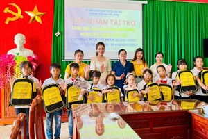 Cô trò Trường Tiểu học Hải Hưng (Hải Hậu, Nam Định) tiếp nhận tài trợ từ nhà hảo tâm. Ảnh: TG 