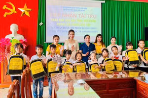 Cô trò Trường Tiểu học Hải Hưng (Hải Hậu, Nam Định) tiếp nhận tài trợ từ nhà hảo tâm. Ảnh: TG 