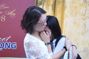 Hãy ôm con vào lòng cùng lời cảm ơn vì con đã nỗ lực hết mình. Ảnh minh họa: ITN