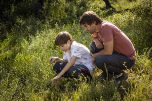 Cha mẹ có thể cùng con dành nhiều thời gian với thiên nhiên để trẻ biết yêu môi trường. Ảnh: The Star.