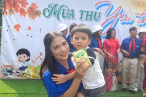 Cô Hứa Thị Thu Huyền trong lần trao quà cho học sinh khó khăn.