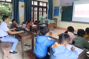 Lớp học ở điểm bản Ma Sang của thầy Điêu Văn Huynh, giáo viên Trường PTDTBT Tiểu học Nậm Pì.