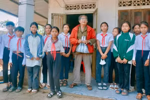 Học sinh Trường Tiểu học – THCS xã Đăk Ui thăm nom, tặng quà cho cựu chiến binh A Danh. Ảnh: NTCC