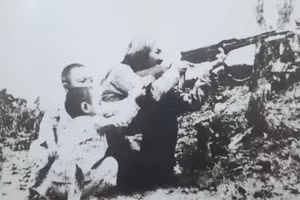 Tác phẩm “Bà mẹ Tây Nguyên bắn máy bay Mỹ và con cháu tiếp đạn”. Ảnh: Bảo tàng tỉnh Gia Lai 