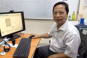 PGS.TS Đinh Điền bên sản phẩm ứng dụng AI chuyển chữ Nôm sang chữ Quốc ngữ do ông và các cộng sự nghiên cứu. Ảnh: Hà An