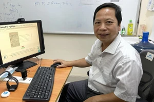 PGS.TS Đinh Điền bên sản phẩm ứng dụng AI chuyển chữ Nôm sang chữ Quốc ngữ do ông và các cộng sự nghiên cứu. Ảnh: Hà An