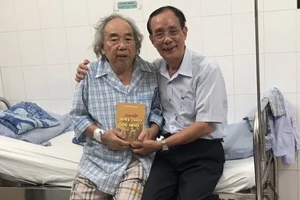 Tác giả đến thăm và tặng thầy Tân cuốn hồi ký tại Bệnh viện Nguyễn Trãi. Ảnh: NVCC