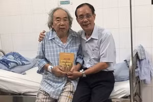 Tác giả đến thăm và tặng thầy Tân cuốn hồi ký tại Bệnh viện Nguyễn Trãi. Ảnh: NVCC