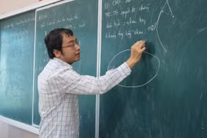 Trong khóa đầu tiên chủ nhiệm đội tuyển, thầy Lê Xuân Bảo có 3 học sinh giành huy chương Olympic Vật lí khu vực, quốc tế.