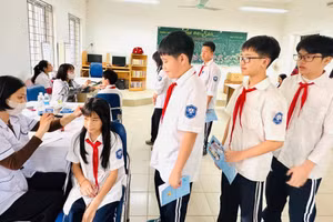 Khám sức khỏe định kỳ cho học sinh Trường THCS Phúc Lợi (Phúc Lợi, Hà Nội).