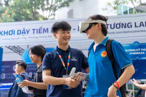 Học sinh trải nghiệm thiết bị trí tuệ nhân tạo tại Ngày hội lựa chọn nguyện vọng xét tuyển 2025. Ảnh minh họa: Minh Phong