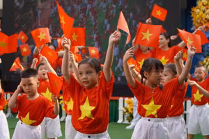 Trẻ Trường Mầm non Thành Phố (Quận 3) tham gia tiết mục đồng diễn thể dục tại ngày hội phát triển Giáo dục mầm non chào mừng 50 năm ngày Giải phóng miền Nam, thống nhất đất nước. Ảnh: MA