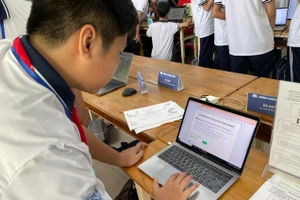 Nguyễn Phúc Anh Hào - học sinh Trường THCS Phan Văn Trị (TPHCM) với sản phẩm phần mềm làm trắc nghiệm do em sáng chế. Ảnh: Phúc Uyên