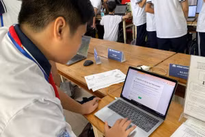 Nguyễn Phúc Anh Hào - học sinh Trường THCS Phan Văn Trị (TPHCM) với sản phẩm phần mềm làm trắc nghiệm do em sáng chế. Ảnh: Phúc Uyên