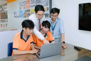 Trong tương lai, ThS Nguyễn Thanh Tùng cho biết sẽ tiếp tục đổi mới phương pháp dạy học và đồng hành cùng sinh viên nghiên cứu khoa học. Ảnh: NVCC