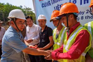 Ông Trần Anh Tuấn - Phó Chủ tịch UBND TP Đà Nẵng động viên công nhân, người lao động đang thi công dự án trường phổ thông nội trú liên cấp ở các xã biên giới Đà Nẵng. 