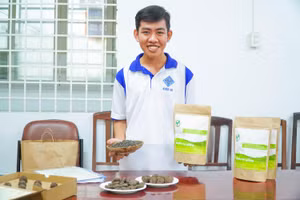 Sinh viên Thạch Hoàng Anh với sản phẩm “Áo giáp hạt giống”.