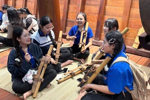 Một buổi thực hành nhạc cụ truyền thống của học sinh phổ thông tại Đắk Lắk. Ảnh: TT