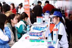 Học sinh tham gia Ngày hội tư vấn tuyển sinh, hướng nghiệp năm 2025. Ảnh minh họa: INT