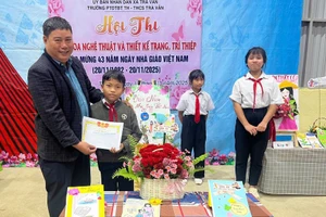 Trường PTDTBT Tiểu học & THCS Trà Vân trao thưởng cho học sinh đạt giải hội thi cắm hoa nghệ thuật và làm thiệp tri ân thầy cô giáo. Ảnh: NTCC
