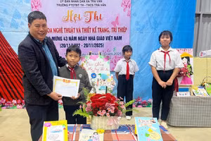 Trường PTDTBT Tiểu học & THCS Trà Vân trao thưởng cho học sinh đạt giải hội thi cắm hoa nghệ thuật và làm thiệp tri ân thầy cô giáo. Ảnh: NTCC