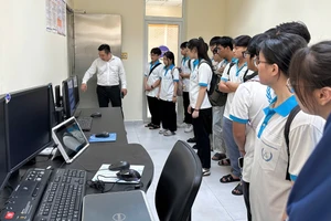 Sinh viên Bộ môn Vật lý hạt nhân, Trường Đại học Khoa học Tự nhiên (Đại học Quốc gia TPHCM) tham quan các thiết bị ứng dụng y học hạt nhân tại bệnh viện. Ảnh: HCMUS
