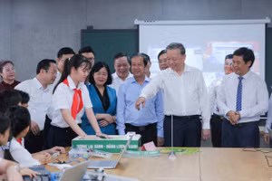 Tổng Bí thư Tô Lâm, Bộ trưởng Bộ GD&ĐT Nguyễn Kim Sơn và đại diện lãnh đạo TP Hà Nội trải nghiệm mô hình giáo dục STEM tại Trường THCS Cầu Giấy (Hà Nội). Ảnh: ITN