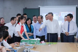 Tổng Bí thư Tô Lâm, Bộ trưởng Bộ GD&ĐT Nguyễn Kim Sơn và đại diện lãnh đạo TP Hà Nội trải nghiệm mô hình giáo dục STEM tại Trường THCS Cầu Giấy (Hà Nội). Ảnh: ITN