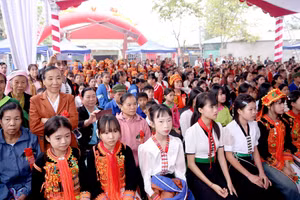 Người dân và học sinh vùng biên Khổng Lào trong ngày khởi công trường nội trú liên cấp. 