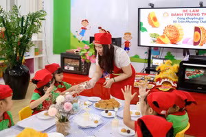 Trẻ Trường Mầm non Ngôi nhà Hạnh Phúc trong hoạt động làm bánh Trung thu. Ảnh: MA