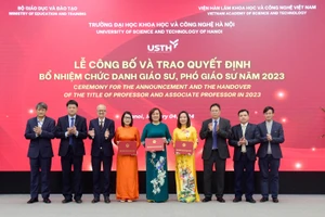 Lễ trao quyết định và bổ nhiệm chức danh GS, PGS năm 2023 của Trường ĐH Khoa học và Công nghệ Hà Nội. Ảnh minh họa: NTCC