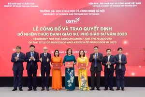 Lễ trao quyết định và bổ nhiệm chức danh GS, PGS năm 2023 của Trường ĐH Khoa học và Công nghệ Hà Nội. Ảnh minh họa: NTCC