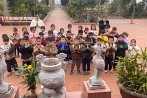 Trẻ tham gia hoạt động đi lễ đầu năm. Ảnh: Trường Mầm non Trung Kênh.