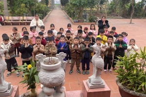 Trẻ tham gia hoạt động đi lễ đầu năm. Ảnh: Trường Mầm non Trung Kênh.