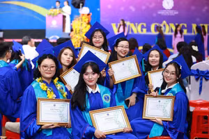 Anh Thư (ngoài cùng bên trái) chụp ảnh lưu niệm cùng các bạn trong lễ tốt nghiệp. Ảnh: Thành An 