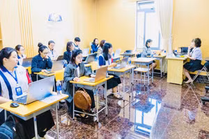 Cô Lê Thị Thanh Huyền chia sẻ về ứng dụng công nghệ thông tin và AI trong giảng dạy. Ảnh: NVCC